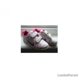 AS NEW GIRLS NIKE TRAINER SIZE 10 