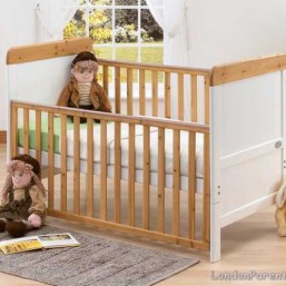 EXCELLANT CONDITION tutti bambini cot bed WITH UNUSED MATTRESS GRAB A BARGAIN TODAY £65 